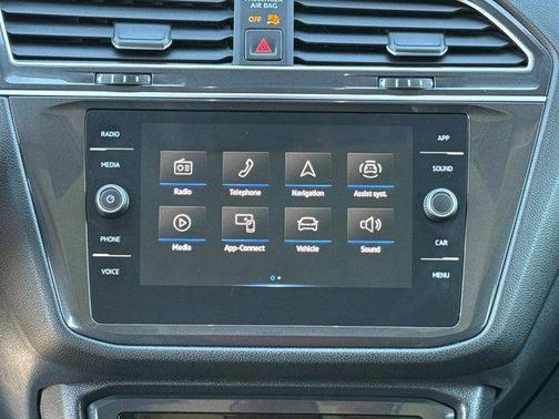 Opal White Pearl 2024 Volkswagen Tiguan 2.0T SE 4MOTION