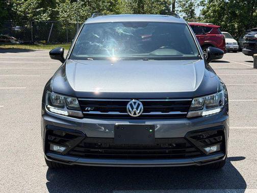 Platinum Gray Metallic 2021 Volkswagen Tiguan 2.0T SE R-Line Black