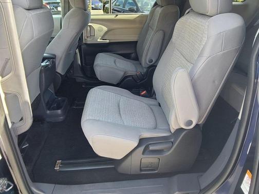 2022 Toyota Sienna LE