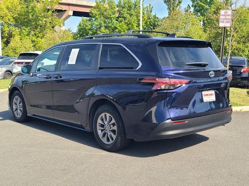 2022 Toyota Sienna LE