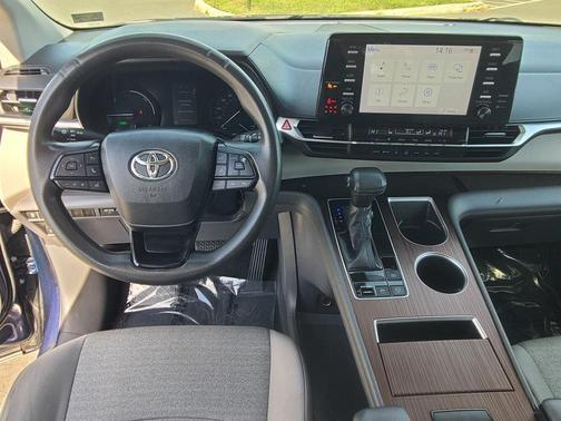 2022 Toyota Sienna LE