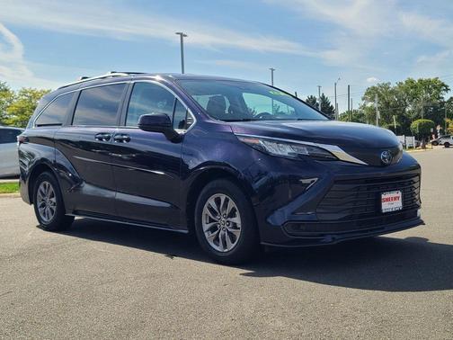 2022 Toyota Sienna LE