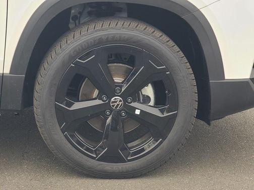 2026 Volkswagen Taos SE Black