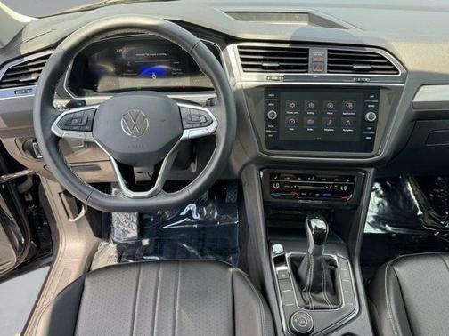 Deep Black Pearl 2024 Volkswagen Tiguan 2.0T SE 4MOTION