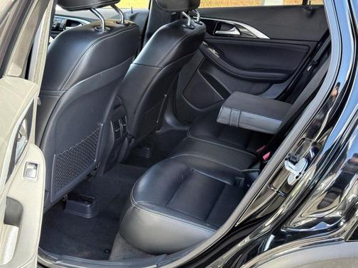 2017 INFINITI QX30 Luxury