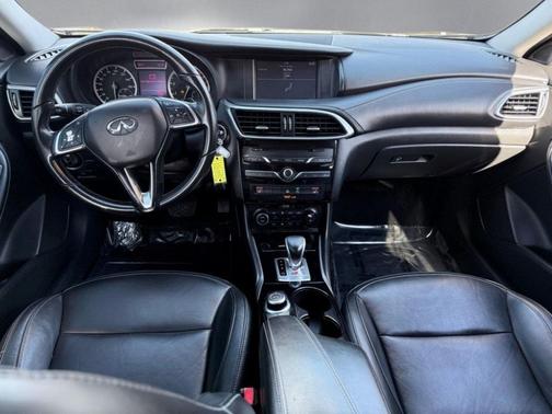 2017 INFINITI QX30 Luxury