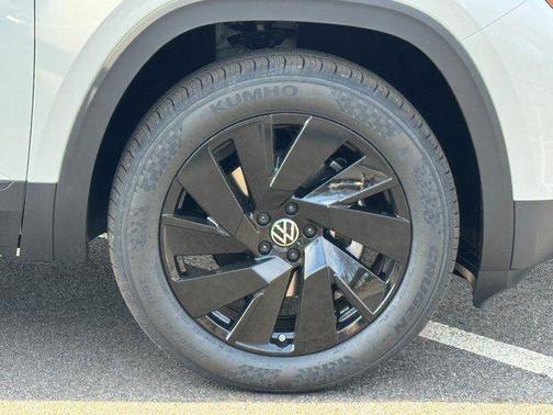 White Pearl 2026 Volkswagen Atlas 2.0T SE w/Technology 4MOTION