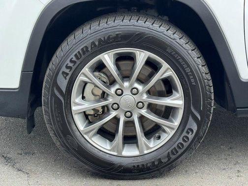 Bright White Clearcoat 2019 Jeep Cherokee Latitude Plus