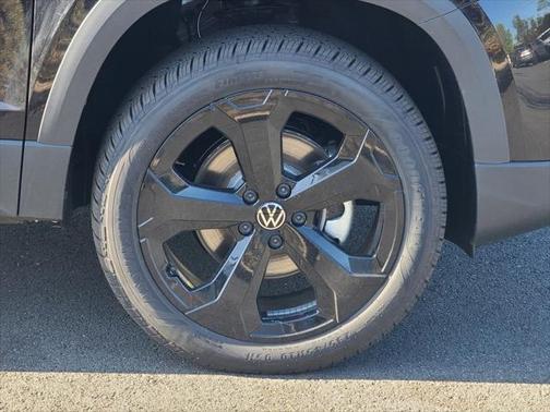 2025 Volkswagen Taos 1.5T SE Black