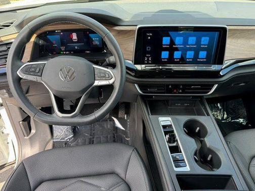 Pure White 2024 Volkswagen Atlas 2.0T SE