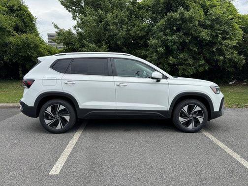 Pure White 2026 Volkswagen Taos SE