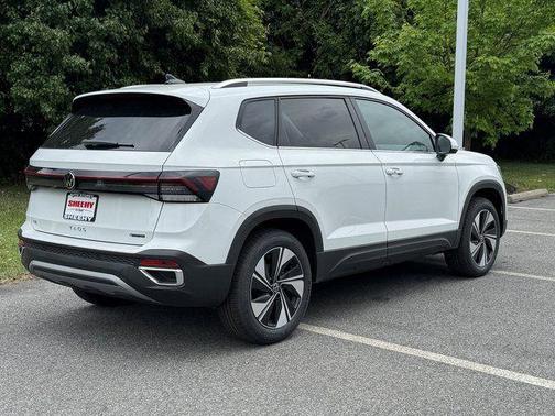 Pure White 2026 Volkswagen Taos SE