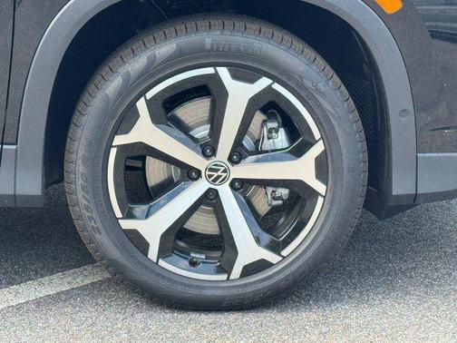 Deep Black Pearl 2026 Volkswagen Tiguan 2.0T SE 4MOTION