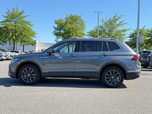 Platinum Gray Metallic 2023 Volkswagen Tiguan 2.0T SE