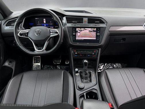 Oryx White Pearl 2022 Volkswagen Tiguan 2.0T SE R-Line Black 4MOTION