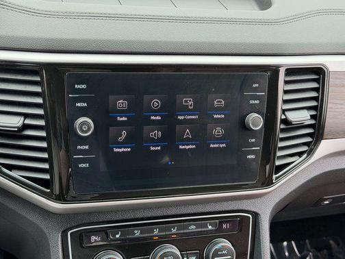 Pure White 2022 Volkswagen Atlas 2.0T SE w/Technology 4MOTION