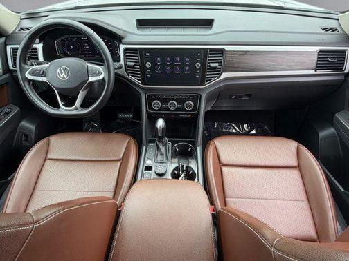 Pure White 2022 Volkswagen Atlas 2.0T SE w/Technology 4MOTION