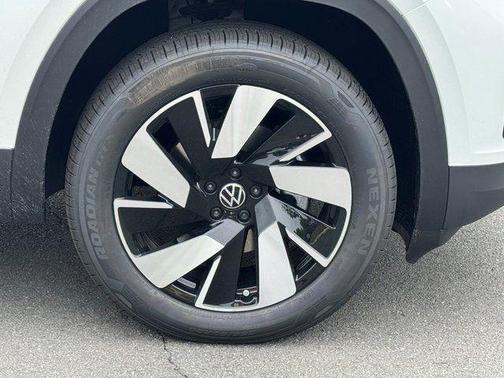 White Pearl 2026 Volkswagen Atlas Cross Sport 2.0T SE w/Technology 4MOTION
