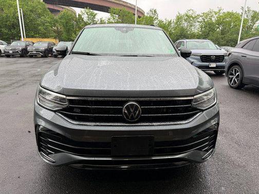 Platinum Gray Metallic 2024 Volkswagen Tiguan 2.0T SE R-Line Black