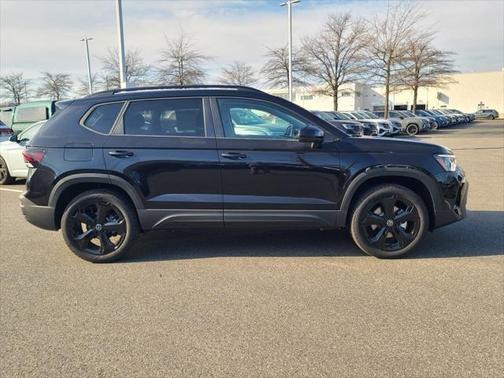 2025 Volkswagen Taos 1.5T SE Black