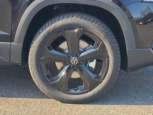 2025 Volkswagen Taos 1.5T SE Black
