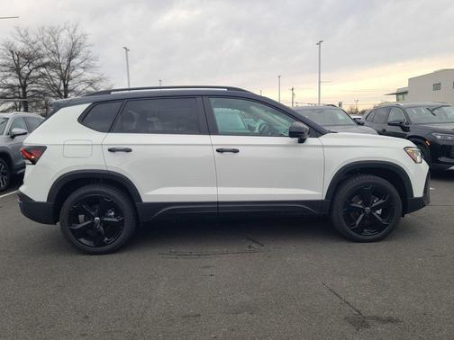 2026 Volkswagen Taos SE Black