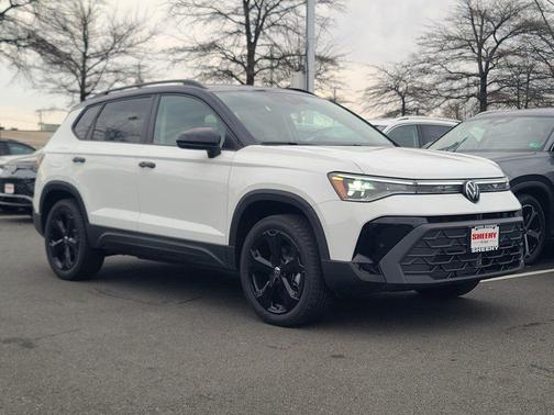 Pure White w/Deep Black Roof 2026 Volkswagen Taos SE Black