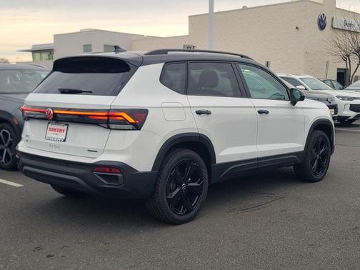 Pure White w/Deep Black Roof 2026 Volkswagen Taos SE Black