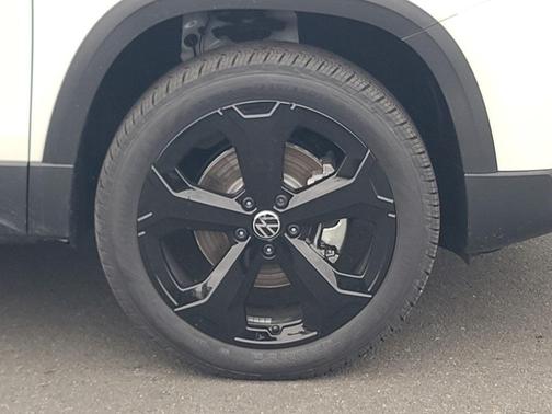 2026 Volkswagen Taos SE Black