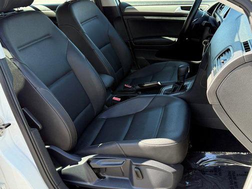 Oryx White Pearl 2015 Volkswagen Golf Auto TSI S