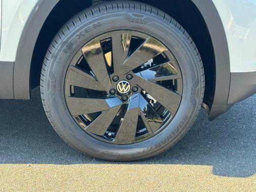 White Pearl 2026 Volkswagen Atlas 2.0T SE w/Technology 4MOTION