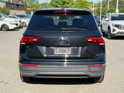 Deep Black Pearl 2024 Volkswagen Tiguan 2.0T SE