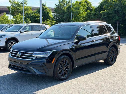 Deep Black Pearl 2024 Volkswagen Tiguan 2.0T SE