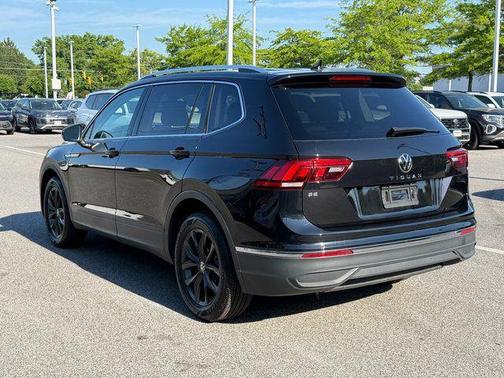 Deep Black Pearl 2024 Volkswagen Tiguan 2.0T SE