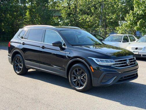 Deep Black Pearl 2024 Volkswagen Tiguan 2.0T SE