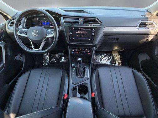 Deep Black Pearl 2024 Volkswagen Tiguan 2.0T SE