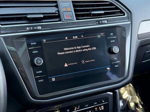 Deep Black Pearl 2024 Volkswagen Tiguan 2.0T SE