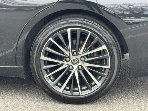 2023 Lexus ES 300h Base