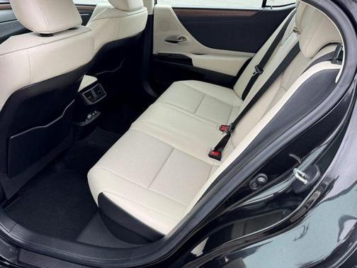 2023 Lexus ES 300h Base