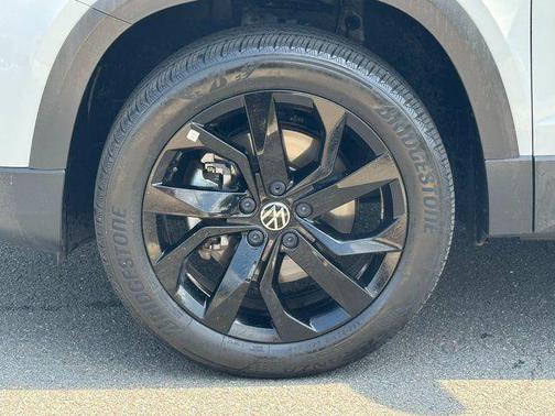 White 2023 Volkswagen Taos 1.5T SE