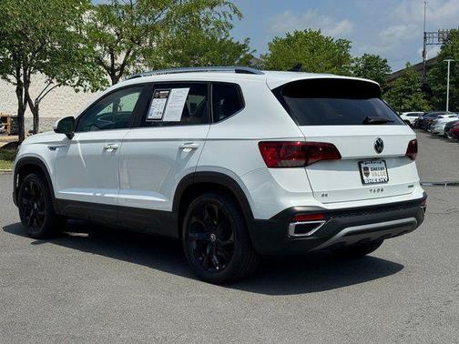 White 2023 Volkswagen Taos 1.5T SE