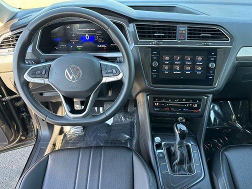 Deep Black 2023 Volkswagen Tiguan 2.0T SE