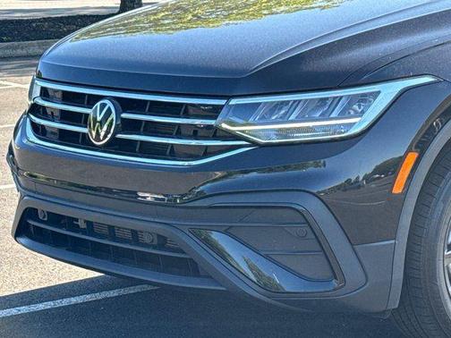 Deep Black 2023 Volkswagen Tiguan 2.0T SE