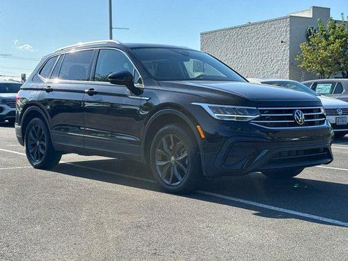 Deep Black 2023 Volkswagen Tiguan 2.0T SE