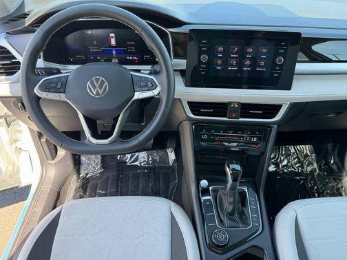 Pure White 2025 Volkswagen Taos 1.5T SE
