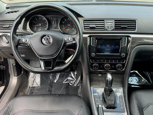 Black Uni 2016 Volkswagen Passat 1.8T SE