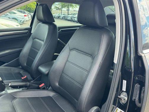 Black Uni 2016 Volkswagen Passat 1.8T SE