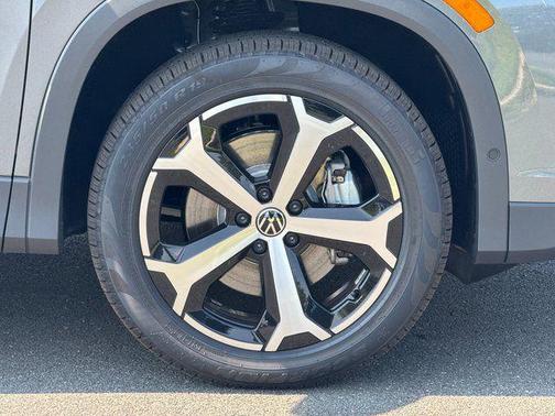 Platinum 2026 Volkswagen Tiguan 2.0T SE 4MOTION