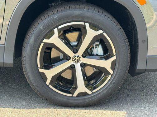 Platinum 2026 Volkswagen Tiguan 2.0T SE 4MOTION
