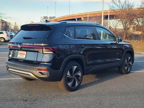 Deep Black Pearl 2026 Volkswagen Taos SE